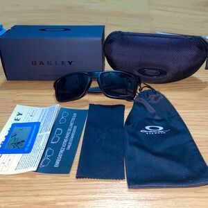 Oakley Holbrook Polarized Sunglasses OO9102 Black/Black